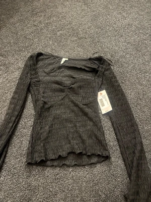 Svart ribbad långärmad topp H&M - Trendig svart långärmad topp från Nelly Aldirg använd men mycket fin tyvärr inte mitt mode priset går att diskutera köpte tröjan för 350 ungefär ❤️skriv om ni undrar något 