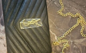 YSL väska - Helt ny oanvänd YSL väska. Ni vet varför det är billigt, inte svårt att lista ut🙏