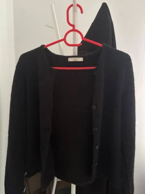 Stickad kofta  - Super söt stickad kofta från Gina tricot i storleken S. Den är knappast använd och har absolut inga defekter. Ny pris är ca 399kr.