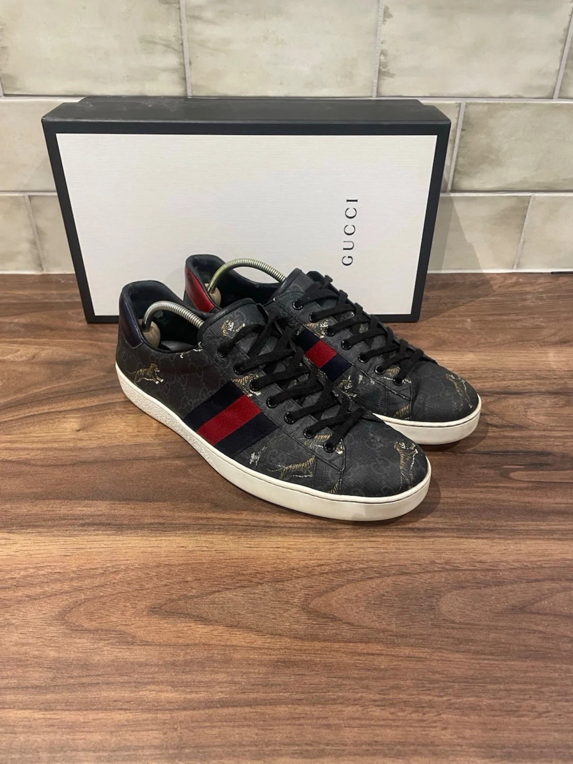 Gucci svarta sneakers med röd/blå rand - 1