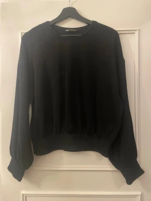 Svart Zara tröja, storlek S - Svart Zara tröja, storlek S. Fina detaljer i midjan och ärmsluten. Aldrig använd.