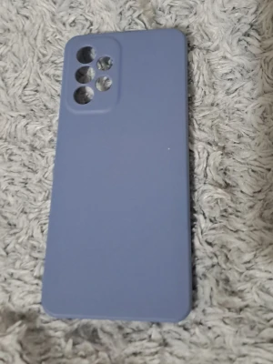 Blått mobilskal i silikon - Snyggt blått mobilskal i mjukt silikonmaterial med flera kamerahål, perfekt för dig som vill ha ett stilrent och enkelt skydd till din mobil. Skalets design är minimalistisk och täcker baksidan samt kanterna på telefonen.