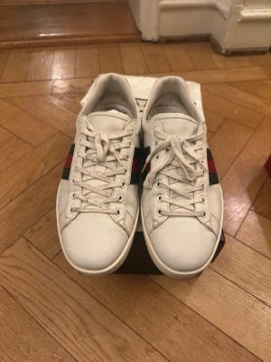 Gucci ace - Riktigt fräscha Gucci ace i väldigt fint skick, de är givetvis äkta. Box, dustbag, kort och brev från Gucci tillkommer. Size 9,5 uk=43,5 eu. Skriv gärna vid om frågor eller om du vill ha fler bilder!
