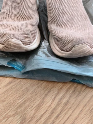 Beige stickade slip-on sneakers - Säljer ett par beigea slip-on sneakers med stickad ovandel och rund tå. Skorna har en chunky sula och är superlätta att ta på. Perfekta för dig som gillar en clean och enkel stil.