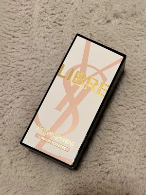 Yves Saint Laurent Libre eau de toilette  - Säljer en Ysl parfym i orginalförpackning, bara testad men annars oanvänd! En elegant, fräsch och feminin doft som passar perfekt både till vardag och som present.   💬 Tveka inte att skriva vid frågor 💰 Pris kan alltid diskuteras