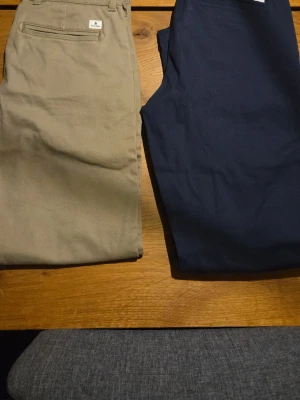 Två par chinos i beige och marinblå jack and jones - .