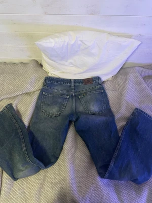 Lågmidjade jeans  - Riktigt snygga jeans från Lee. De har en låg midja och är bootcut. Storlek S/36. Säljer då de blivit för små för mig😔💞tar emot prisförslag! Kontakta innan köp❣️