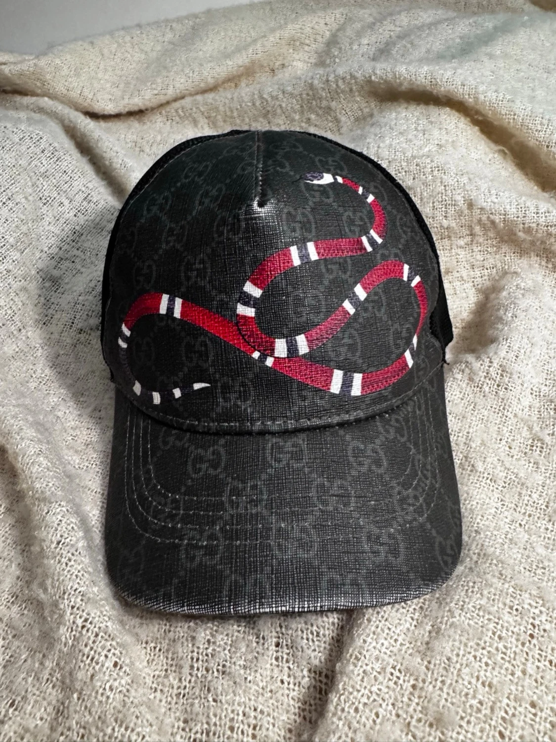 Gucci svart keps med ormtryck