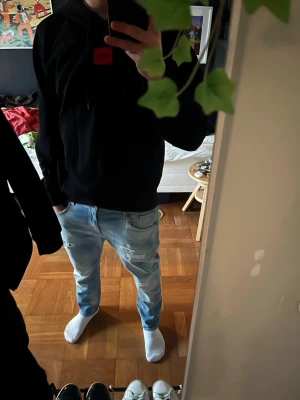 Svart hoodies från Hugo Boss - Snygg svart hoodie med röd Boss logga på bröstet. Storlek M i regular fit. Skriv vid fundering!✌️