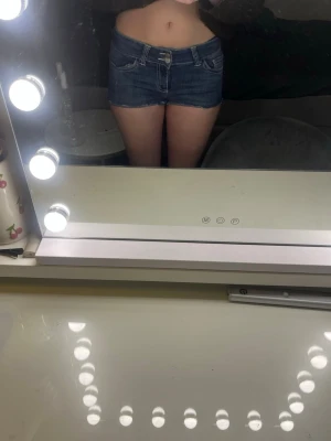 Nelly jeans shorts - Säljer mina Nelly jeans shorts då dem ej kommer till användning, dem är i storlek 34 och nästan aldrig använda!! OBS jag har klippt shortsen själv innan dem släppte jeans shorts så dem är från grunden byxor!!