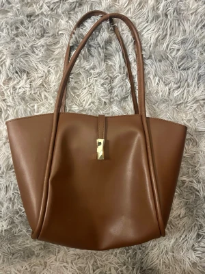 Brun handväska med gulddetalj - Medium stor väska! 💼 kommer tyvärr inte ihåg vart jag köpte den. 😩💞 Men super fin iallafalll! 