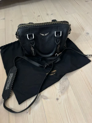 Zadig väska - Väskan är något rostfärgad vid dragkedjan, men i övrigt i fint skick🤍 Dustbag och långt band medföljer!