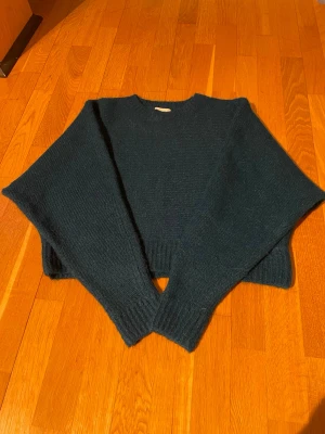 Petrolblå stickad tröja från H&M Ny - Mysig petrolblå stickad tröja från H&M med rund halsringning och långa ärmar. Tröjan är ny, bara legat på garderoben. Storlek S. Material ull och alpacka blandning. Varm och skön. Perfekt för kalla dagar och enkel att matcha med jeans eller kjol.