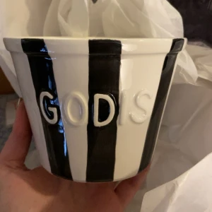 Bruka design randig godis skål - Säljer en av de super populära bruka design skålarna i godis i randig vit/svart. HELT OANVÄND Nypris:229kr