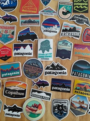 45 st nya Patagonia stickers / klistermärken/ dekaler - Ett paket innehållandes 45 st helt nya och oanvända Patagonia-klistermärken i olika former och designer.  Blank yta.  Ca 5-8 cm i storlek.  För mer info, PM! 