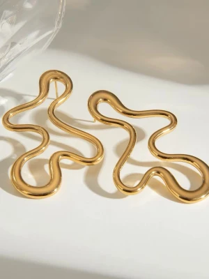 Unika Örhängen i Stål med 18K Guld, Vattentålig - ANGELINA - Smycket är hypoallergent och vattentåligt – perfekt för daglig användning, även i dusch, träning eller på resa och är lämpliga även för känslig hud.  Material: Rostfritt stål Plätering: 18k guldplätering (PVD) Vikt: 15-16 g