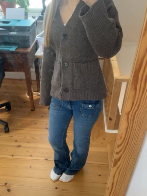 Blå bootcut jeans med fickdetaljer - Säljer ett par jättefina blåa bootcut jeans från Kappahl. De är sköna och säljer dem för att de inte har kommit till användning, de är väldigt enkla men passar till absolut vad som helst💓💓
