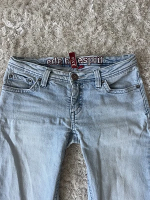 Ljusblå jeans från Esprit - Säljer ett par ljusblå jeans med rak/bootcut passform passform. De är upplagda nertill så att de passar någon runt 160 men de går öven att ta ner så att de blir mycket längre💓