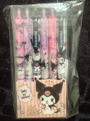 Kuromi gelpennor 6-pack pastell - Säljer ett set med sex gelpennor med Kuromi-motiv i pastellfärger som rosa, lila och vitt. Pennorna har söta tryck med olika Kuromi-figurer och texten 'Cheeky but charming!' på förpackningen. Perfekt för att skriva eller rita med stil.