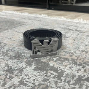 Läderbälte med automatiskt spänne – justerbar längd  - 📏 Storlekar: 130 cm & 135 cm Kan enkelt klippas i änden för perfekt passform.  🧵 Design: • Texturerat läder för en klassisk look • Slät läderfinish för en stilren, minimalistisk känsla (Bilder kan skickas vid intresse)  🔒 Automatiskt spänne: Smidigt klicksystem på insidan som sitter stadigt och enkelt justeras. Ger ett elegant och minimalistiskt uttryck.  🎨 Välj din logga: Flera loggor finns – välj din favorit. kolla min profil för alla alternativ 😊  📦 Snabb leverans 💬 Frågor? Hör av dig!