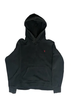 Svart hoodie från Polo Ralph Lauren - Svart hoodie från Polo Ralph Lauren med klassisk huva och känguruficka. Liten röd broderad logga på bröstet. Tillverkad i mjukt material som känns skönt mot huden. Perfekt för en avslappnad och stilren look.