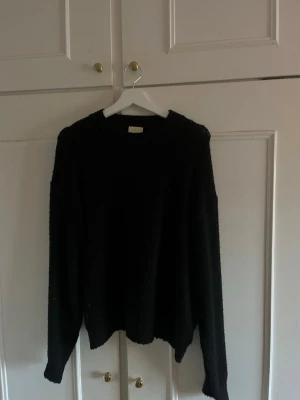 Svart stickad tröja med rund hals - En enkel och stilren svart stickad tröja med rund hals och långa ärmar. Tröjan har en avslappnad passform och är perfekt för lager på lager!! Är från HM för 400 kr men säljer för 150💞💞