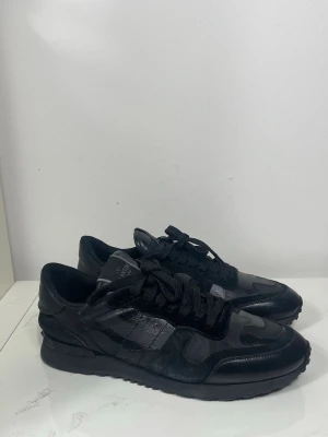 Valentino Rockrunner Skor  - Säljer nu dessa Valentino rockrunner skor, skriv för fler bilder/frågor🙌🏼