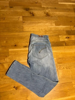 Dondup George jeans - Ett par Riktigt schyssta Dondup George jeans i ljusblå färg. Byxorna är i näst intill nytt skick!🙌  Modell: George!  Size: W33 . 🔹 Hör av dig vid frågor eller funderingar🙌