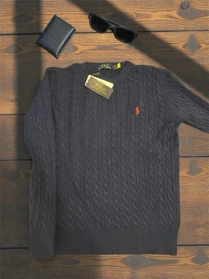 Polo Ralph Lauren Tröja - Säljer nu denna stil rena Ralph Lauren tröja! Helt ny och helt oanvänd. Stilig och snygg för vardagen! Påse fås med vid köp. Hör av er vid frågor! Obs! Pris diskuteras vid affär✅