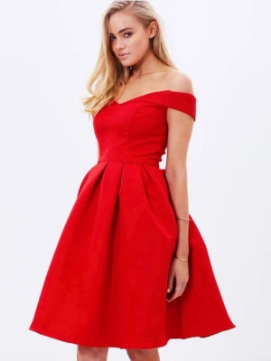 Röd off shoulder klänning - Snygg röd klänning med off shoulder-modell och markerad midja. Kjolen är utställd med veck och klänningen har en hjärtformad urringning. Perfekt för dig som vill sticka ut med en klassisk och elegant look.