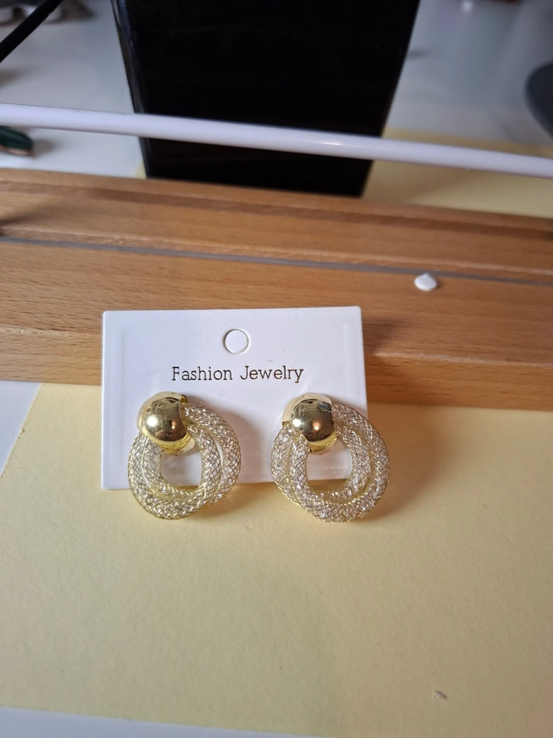 Guldiga meshörhängen i ringform