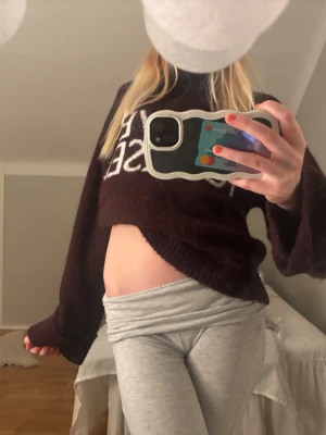 gråa yoga pants - gråa yoga pants från gina young, storlek 158 162! byxorna har ganska mycket fläckar men dem är inte jätte synliga. säljer pga av dem inte kommer till andvänding! tryck på kontakta innan köp🌟