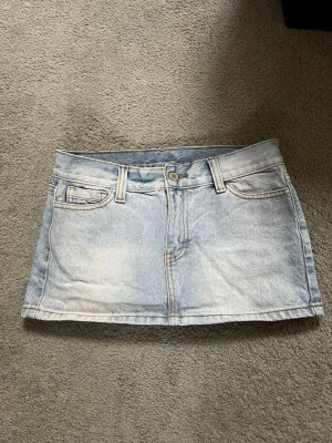 Ljusblå jeanskjol med fickor - Snygg ljusblå jeanskjol från brandy Melville 🌷🤍