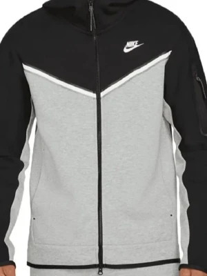 Nike Tech Fleece hoodie svart/grå - Nike Tech Fleece hoodie i svart och grått med vit detalj på bröstet. Dragkedja framtill, huva och fickor på sidorna. Ikonisk Nike-logga på bröstet och en extra ficka med dragkedja på ärmen. Perfekt för en sportig och avslappnad stil.