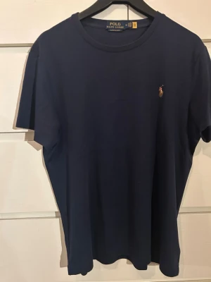 Mörkblå t-shirt från Polo Ralph Lauren - Storlek M. Använd ca 10 gånger