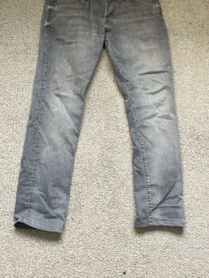 Gråa jeans Jack and jones - Ett par Jack N Jones jeans slim/glenn fit. Köpte för 600kr säljs för 299kr inga skador eller liknande skriv vid minsta fundering kan gå ner i pris vid snabb affär! Storlek 30 och 31
