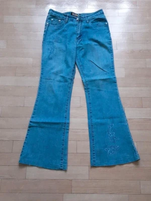 Bootcut jeans - Supersnygga utsvängda jeans. Mått: Längd: 97 cm, Midja: 40 cm, Innersöm: 25 cm
