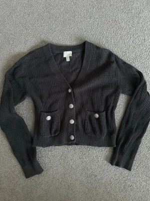  kofta från H&M - Jättefin mörkgrå kofta ifrån hm, knappt använd så fint skick! 🙌🏻