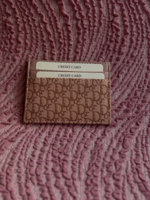 Beige  korthållare i canvas - Snygg beige korthållare  canvas med det klassiska Perfekt för att organisera dina kort på ett stilrent sätt. Slimmad design med flera kortfack och diskret logga. Passar perfekt i fickan eller en liten väska. Kopia