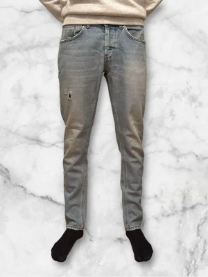 Dondup jeans George  - Dondup jeans George trendigaste. Jeansen på marknaden. Skick 9,5/10 nypris runt 4000kr säljs för 700kr( modellen har original slitningar ifrån fabrik vilket är väldigt eftertraktat och populärt storlek 33