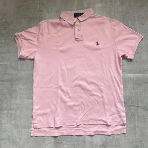 Rosa Polo Ralph Lauren piké  - Jag Säljer en fet pike från Polo Ralph Lauren| skicket på tröjan är bra 8/10 | storlek M | ny pris 2000: mitt pris är 399 | skriv vid frågor och funderingar       