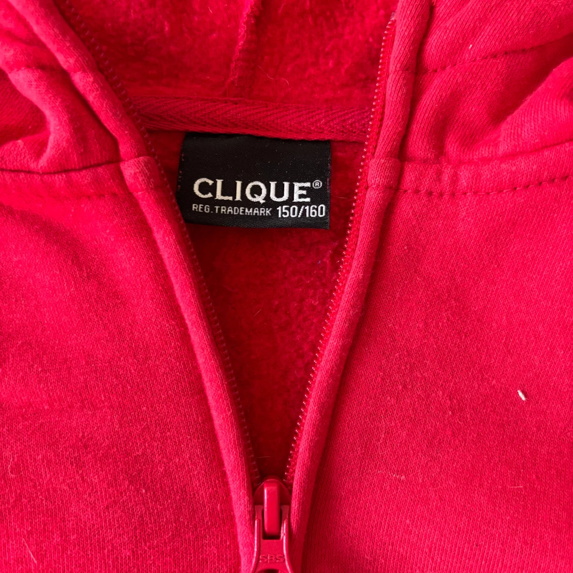 Röd hoodie från Clique med dragkedja - 1