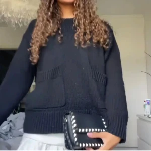 Svart stickad tröja med fickor - Säljer en svart stickad tröja med två stora fickor framtill, från Zara i storlek s💕