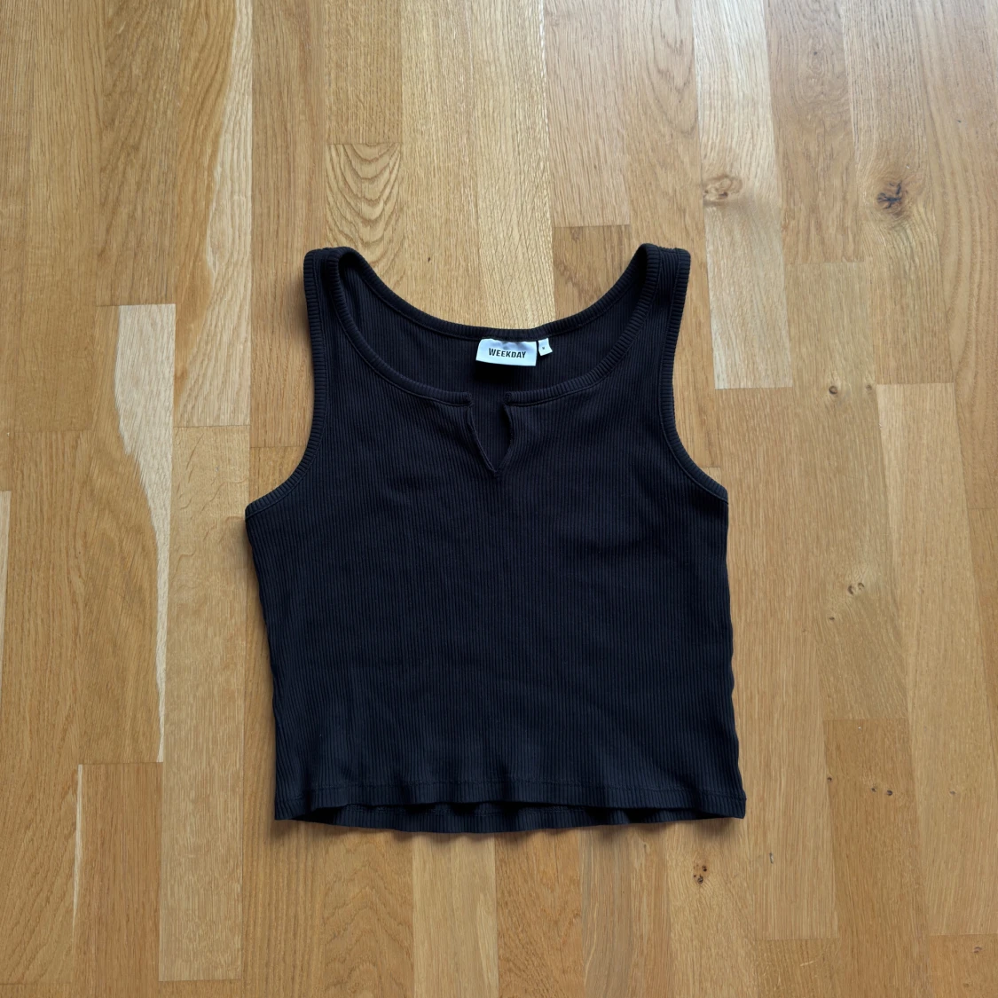 Snygg svart ribbad linnetopp från Weekday