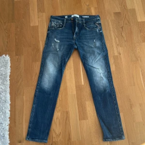 Replay anbass jeans - Mörkblåa replay anbass jeans storlek 32, passar mig perfekt som är runt 185. Nypris på dessa runt 1500. De är i väldigt bra skick! Hög efterfrågan på just dessa jeansen!