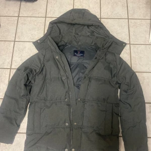 Grå pufferjacka från Bondelid - Säljer en grå pufferjacka från Bondelid i storlek S men passar även m. Jackan har huva, dragkedja och tryckknappar framtill. Den är quiltad och har en stilren look som passar perfekt när det är kallt ute, jackan är i jätte bra skick och finns inga skavanker. Priset kan sänkas vid rätt köpare  