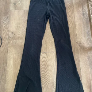 Svarta byxor  - Svarta ribbade byxor med en bootcut stil💗. 
