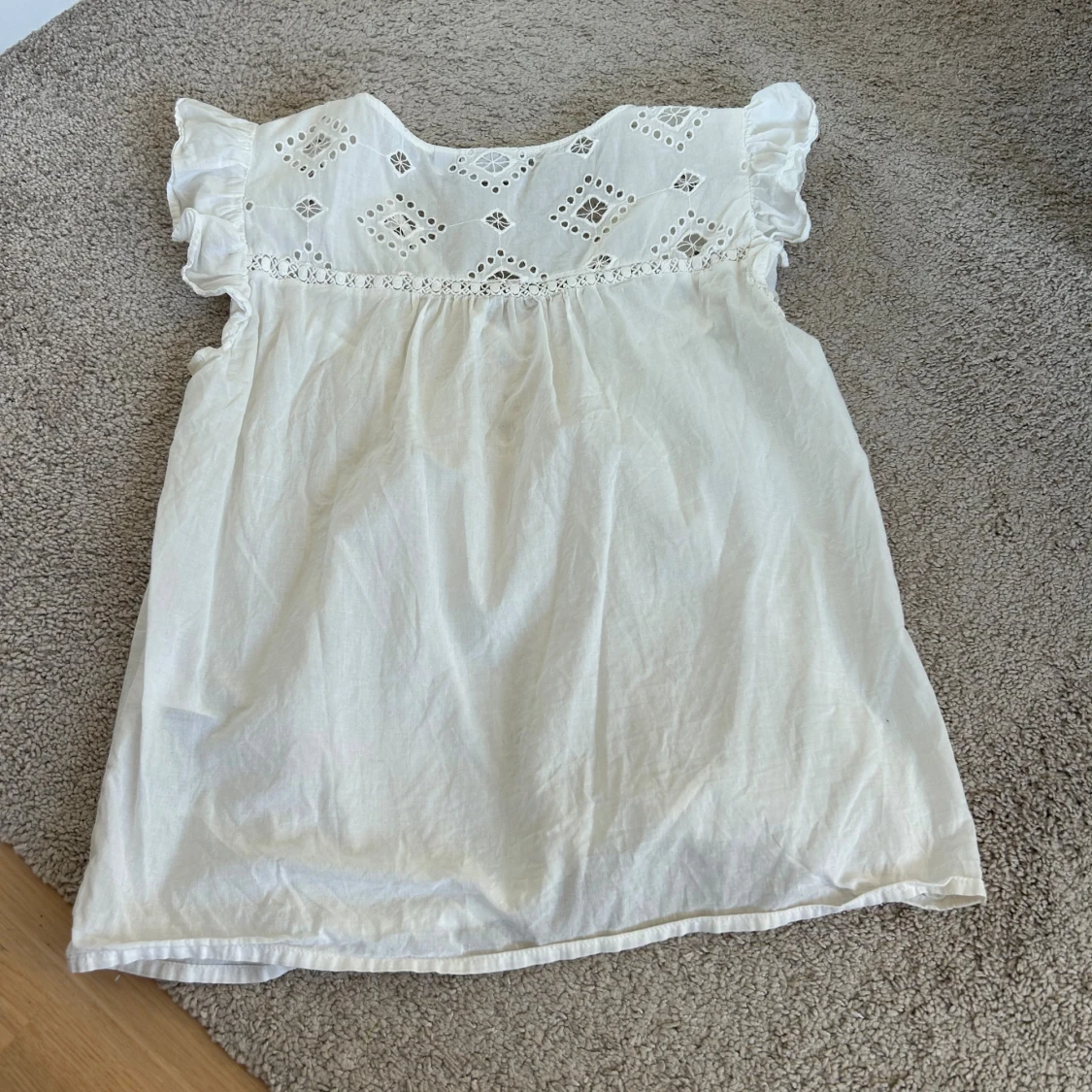 Vit blus med spets och volang - 1