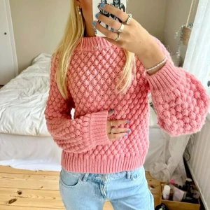 Rosa stickad tröja  - Såå snygg!! 😍😍 OBS!!! Sömmen på mudden på ena ärmen har repat upp sig, jag sydde ihop det slarvigt men går att fixa snyggare (därav priset)🩷🩷🩷 kan skicka bilder vid intresse