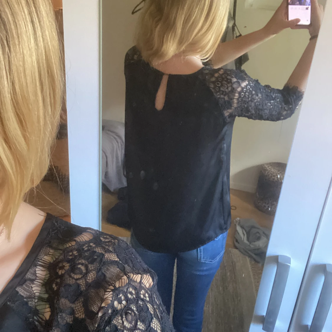 Svart blus med spetsärmar - 1